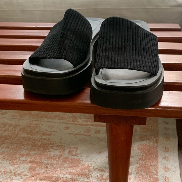 Black platform sandals - Picture 3 of 3